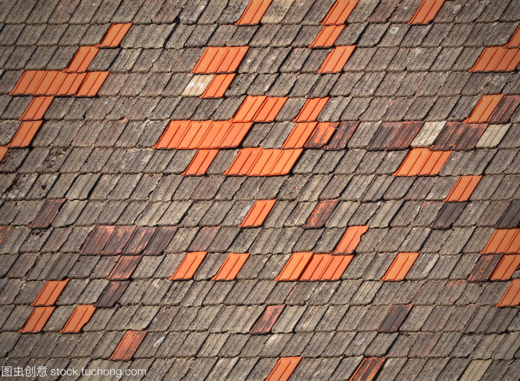 老片砖瓦的屋顶皲裂